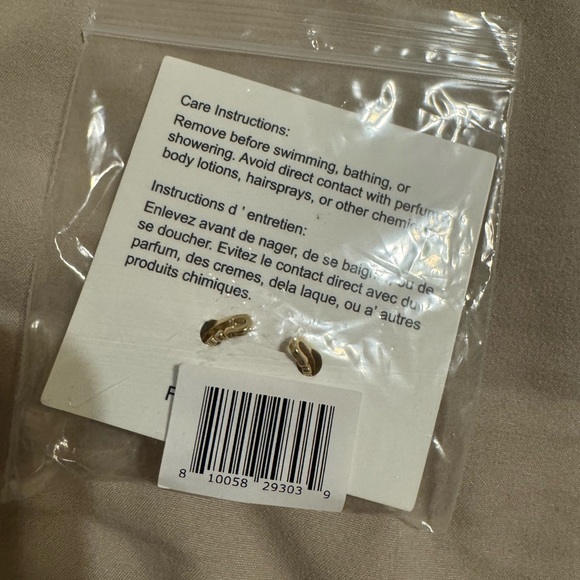 Elegant Gold-Tone Adjustable Ring - Picture 3 of 3